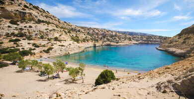 Vathi-Bucht-Meer-umrahmt-von-Felsen