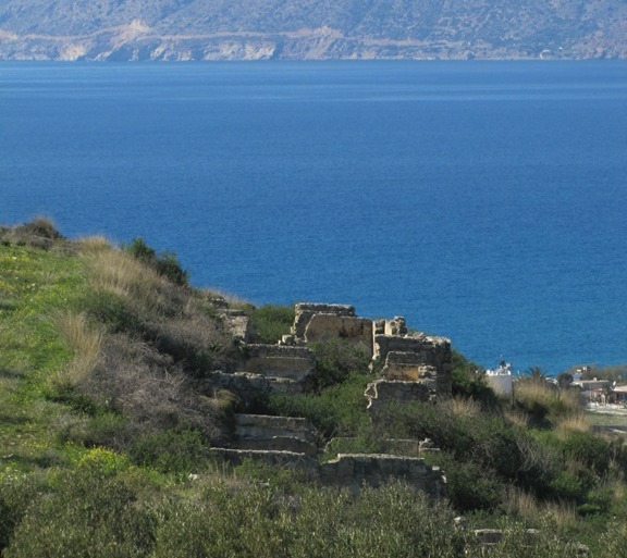 Ruinen-2.Weltkrieg-Gras-vor-blauem-Meer