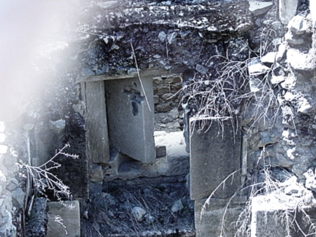 Steintuer-neben-Steinquadern-nahe-Ausgrabung-Gortis