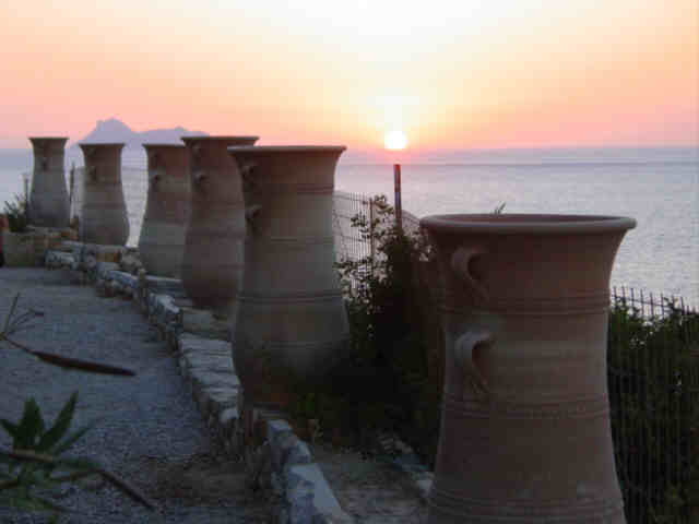 Sechs-Tontoepfe-Paximadi-Inseln-Abendhimmel