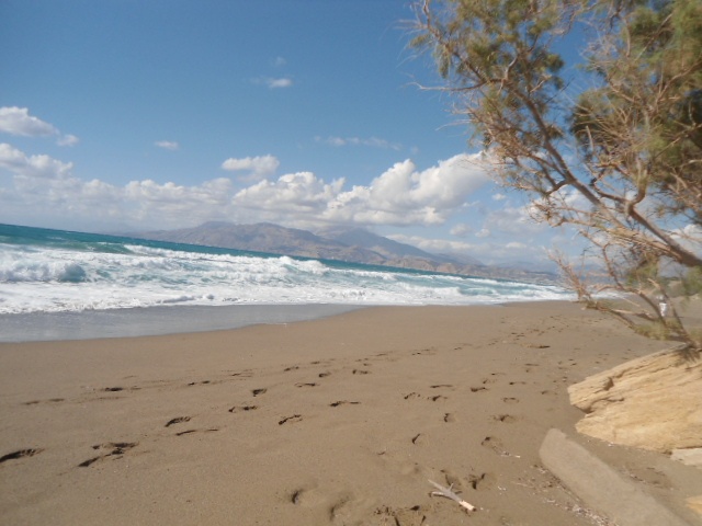 Sandstrand-Fussspuren-Meer-Berge