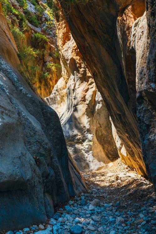 Kritsa-Schlucht-Route-durch-Felsen